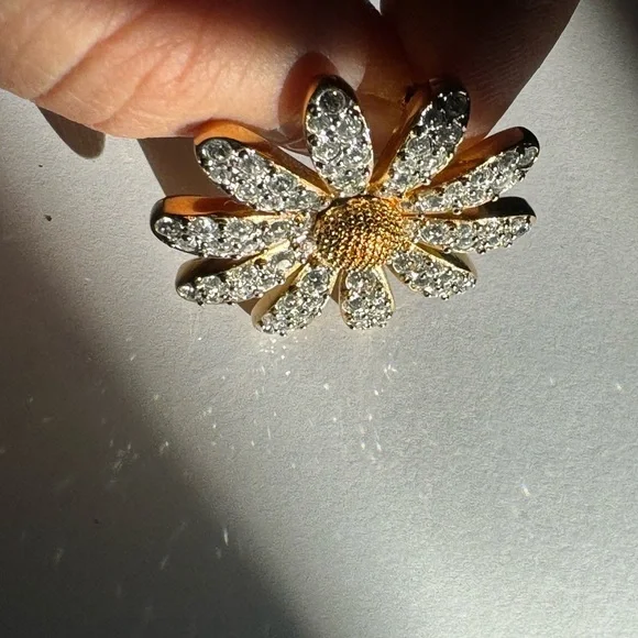 Stunning gold tone SWAROVSKI flower brooch pin - Picture 8 of 14